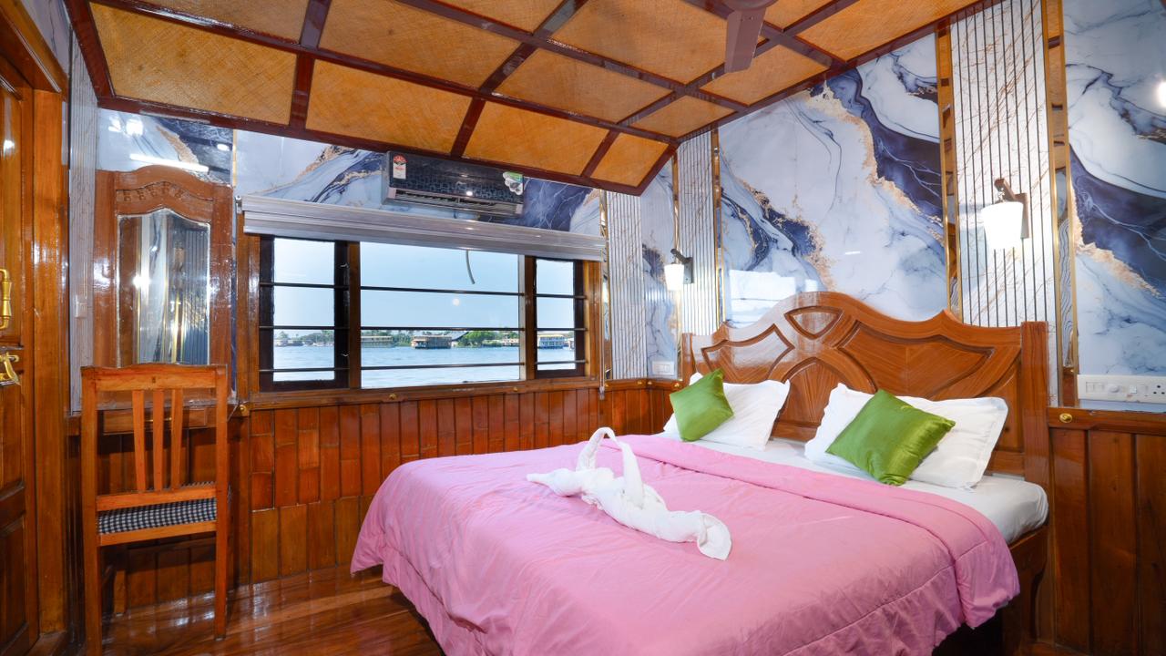 3 bedroom houseboat interior or facilities